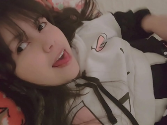 Uncensored Leaked Video of Amateur Teen Humping Pillow with a Tight Little Pussy – Hana Lily