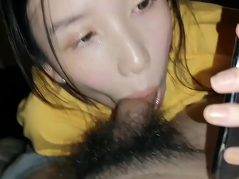 Sultry Chinese beauty chats with her mom while on the phone